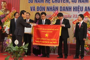 Trường THPT chuyên Phan Bội Châu đón nhận danh hiệu Anh hùng lao động